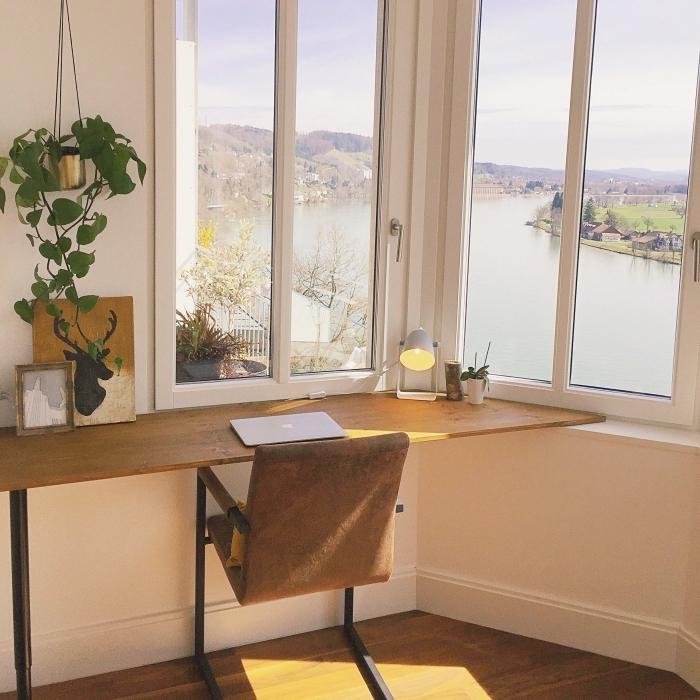 idée de coin de travail dans un espace limité sous fenêtre, exemple de bureau fait maison facile en bois et métal
