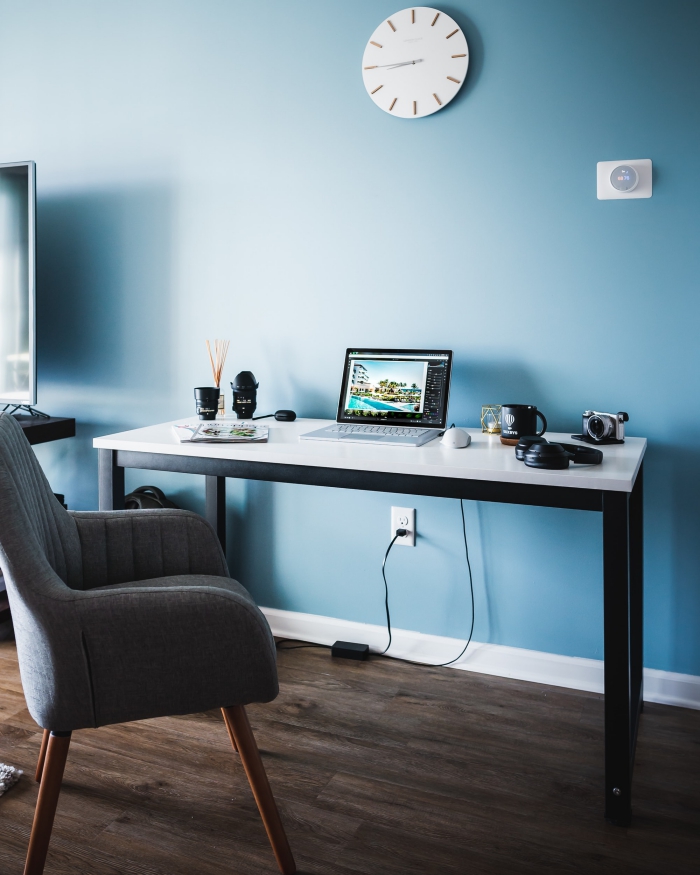modèle de bureau maison en blanc et noir dans une pièce bleue au parquet bois foncé, idée meuble moderne à réaliser