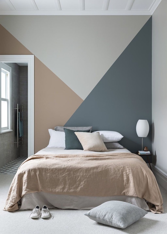 Trois couleurs qui s'associent parfaitement, quelle couleur pour une chambre à coucher, comment disposer 2 couleurs dans une chambre adulte