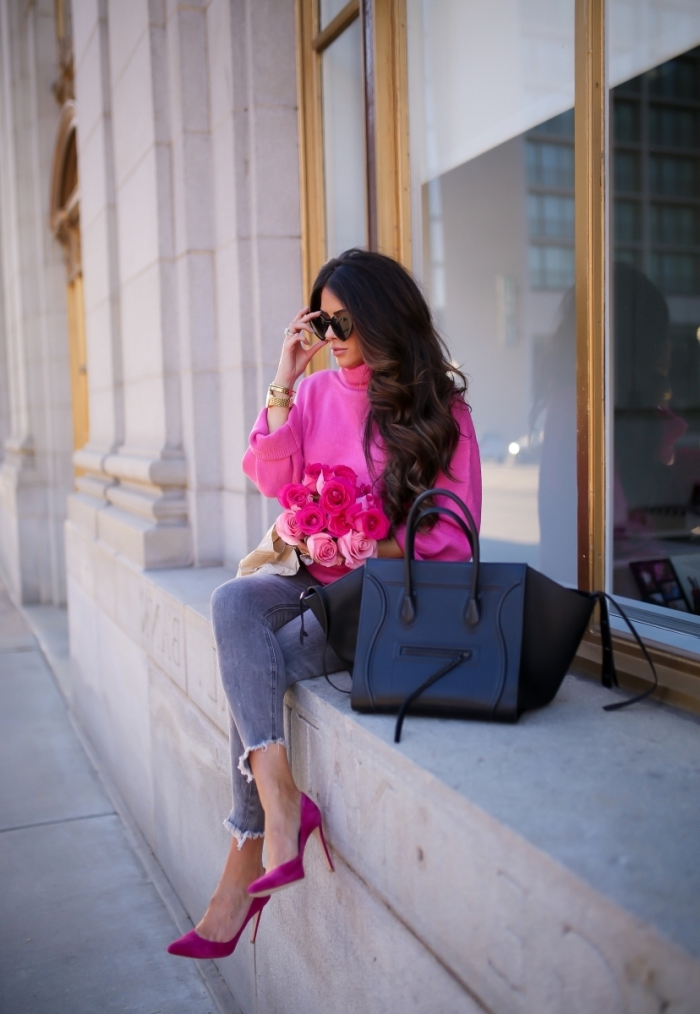 comment porter le rose en hiver, idée tenue féminine et chic en pull laine femme de couleur rose combiné avec jeans foncés