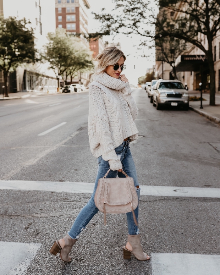 tenue confortable et chic pour l'hiver en pull-over col roulé blanc à design loose combiné avec jeans fit et chaussures à talons