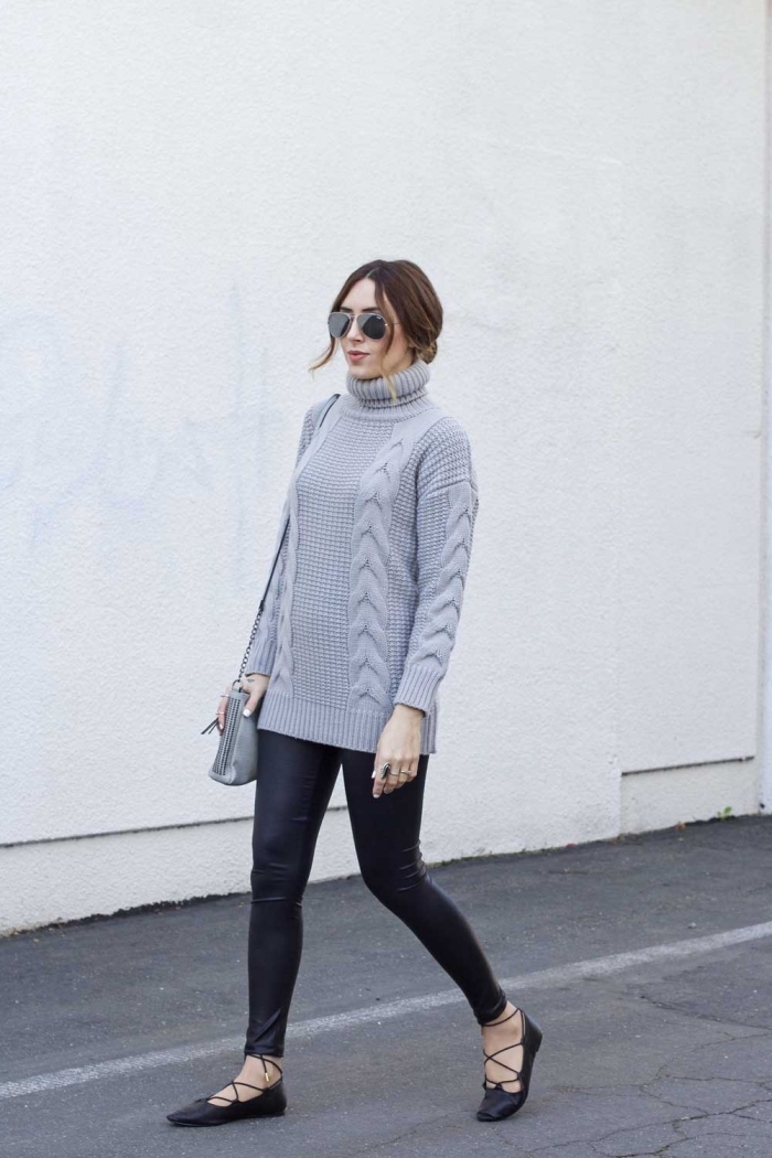 comment porter un pull torsadé femme de couleur gris clair avec un pantalon slim noir et paire de chaussures noires