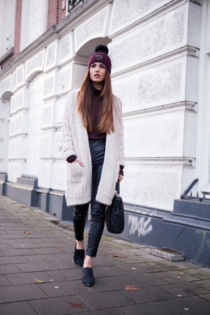 style vestimentaire casual chic en pull laine femme gilet et pantalon cuir, accessoire mode d'hiver de couleur tendance burgundy