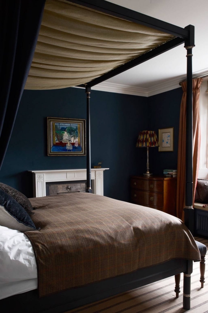 idée comment peindre une chambre en deux couleurs contrastantes, design chambre originale aux murs bleu nuit