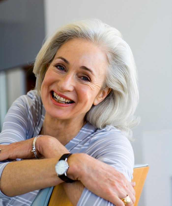 idée de coupe de cheveux femme 60 ans visage ovale, garder des cheveux longs et volumineux