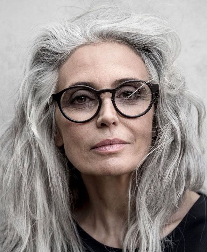 idée de coiffure longue ondulée sur cheveux gris, idée de coupe de cheveux femme 60 ans visage ovale avec lunettes