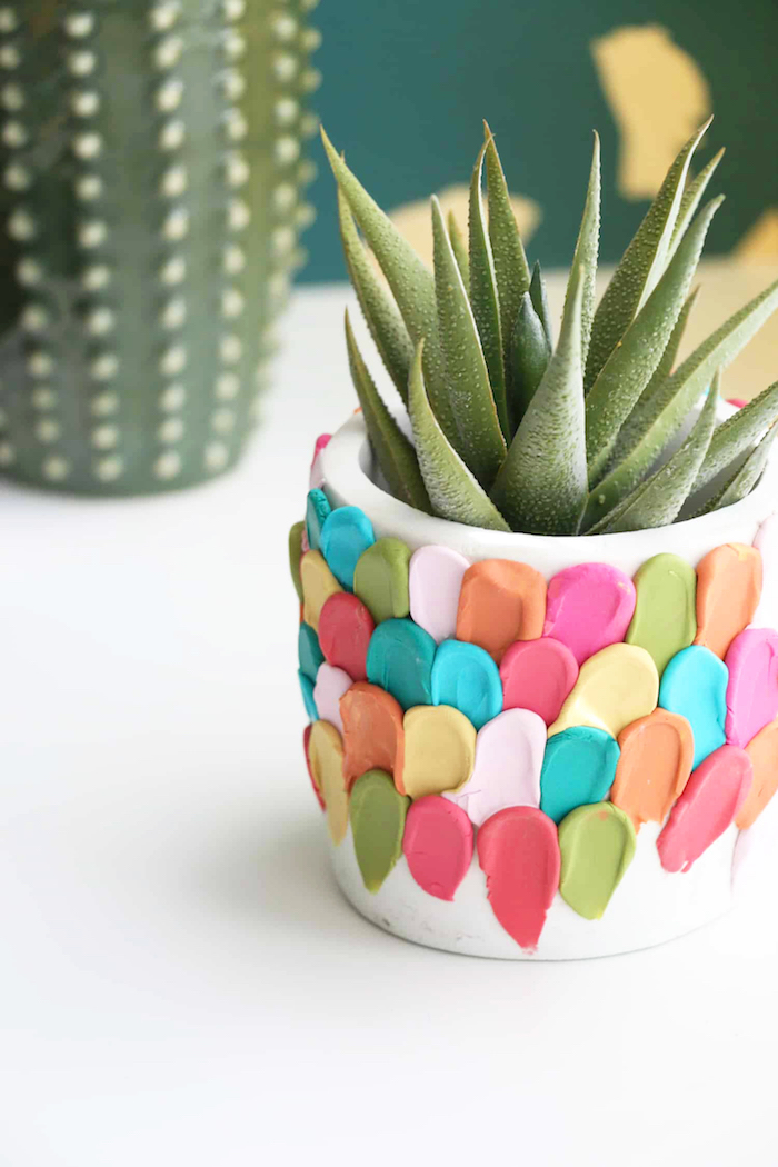 Cactus dans un pot joliment décoré en colle coloré, idee cadeau fete des meres, cadeau eco responsable