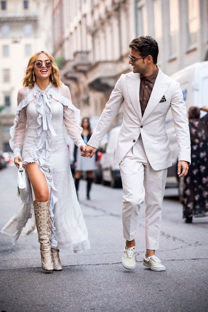 Couple moderne, tenue blanche de soirée robe longue et costume chic avec basket, comment s'habiller aujourd'hui