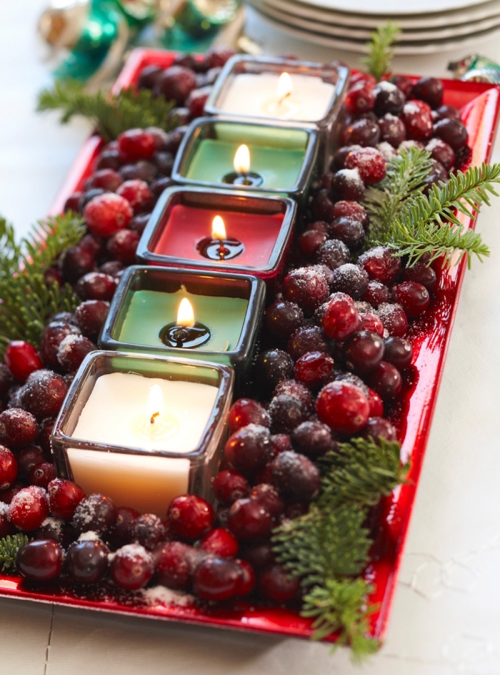 idée de composition décorative pour Noël avec fruits et bougies colorées, décoration de table idées faciles à réaliser
