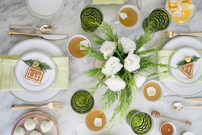 exemple comment arranger une table de Noël marbre avec couverts de table or et bouquet de fleurs blanches
