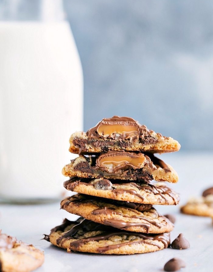 cookies moelleux recette avec cetre de bonbon caramel, idee cookies pepites de chocolat et topping de chocolat