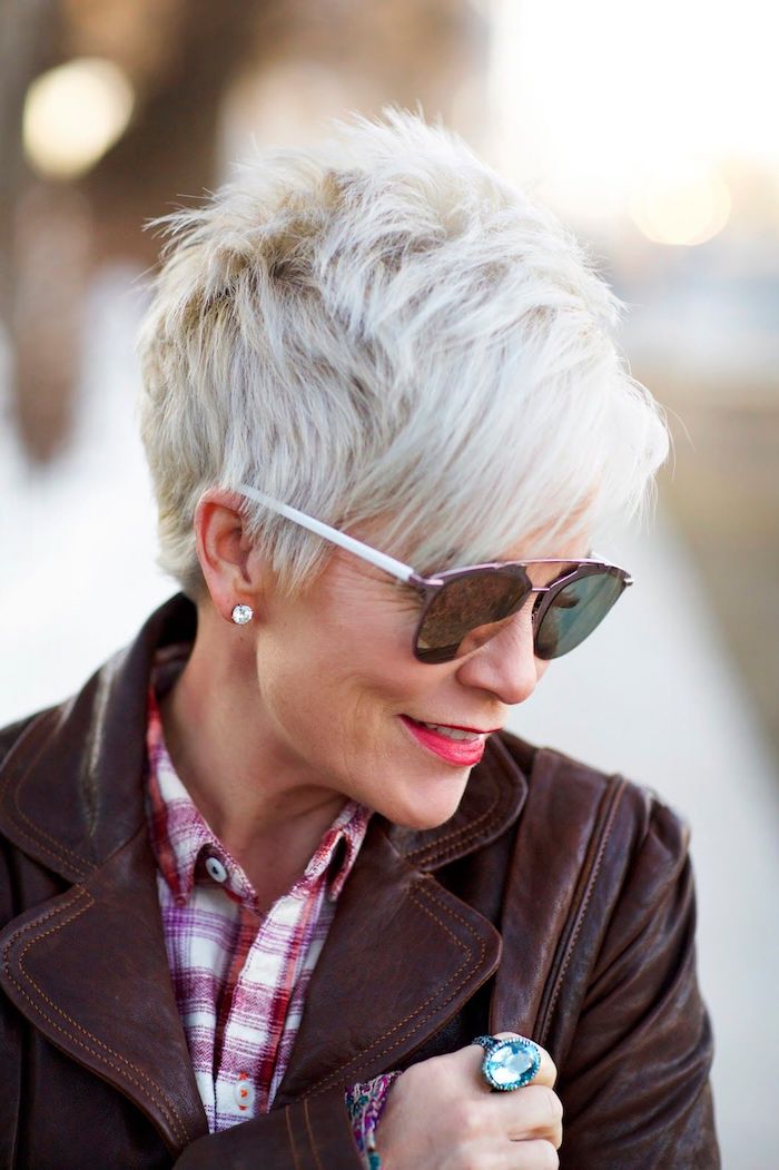 coupe garçonne effilée sur des cheveux à coloration blond polaire, femme stylée avec lunettes de soleil