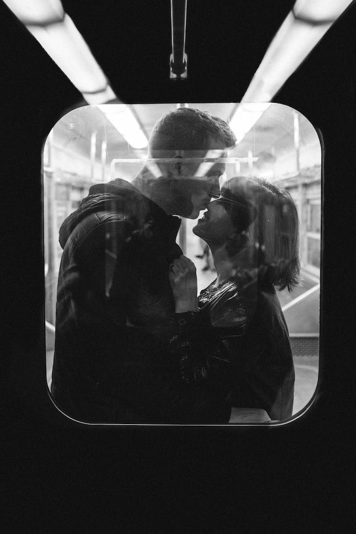 Amour photographie fond d'écran noir et blanc, des photos en noir et blanc couple dans le métro