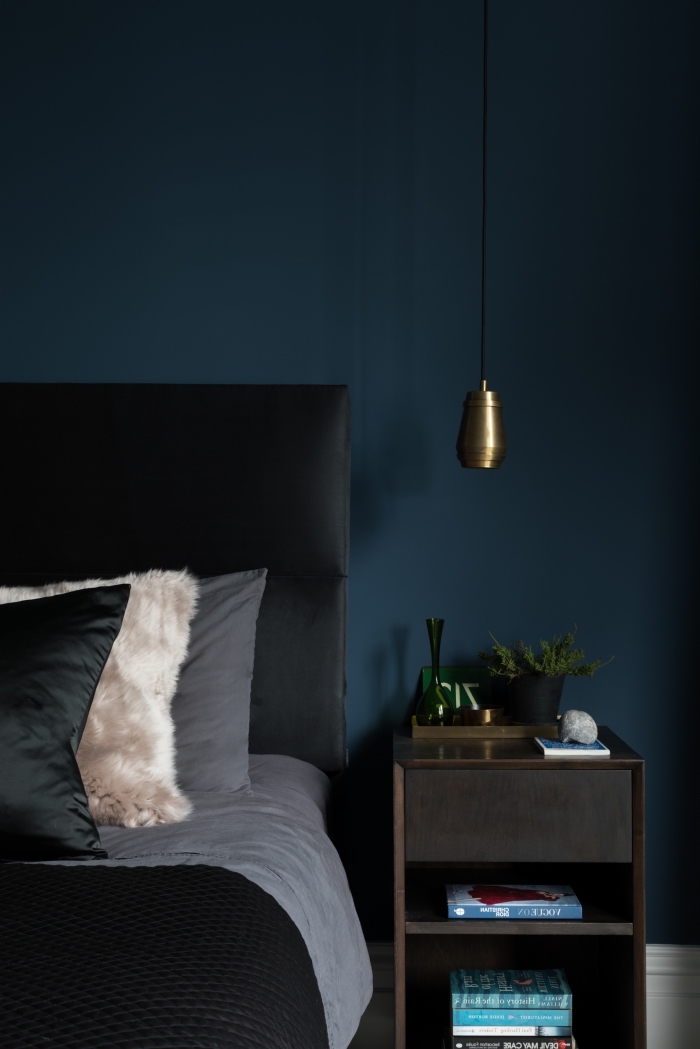 exemple de couleur chambre adulte tendance de la palette des bleus, design chambre contemporain en couleurs foncées