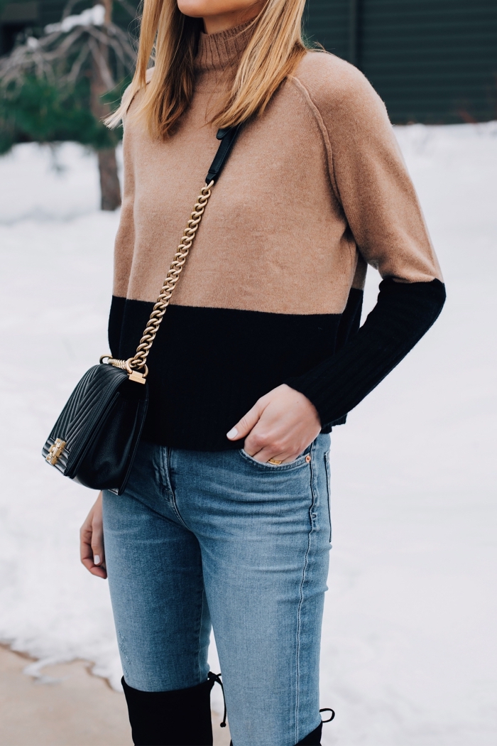 idée de tenue femme d'hiver casual chic en jeans et pull stylé à design original avec bottes genoux en velours en noir
