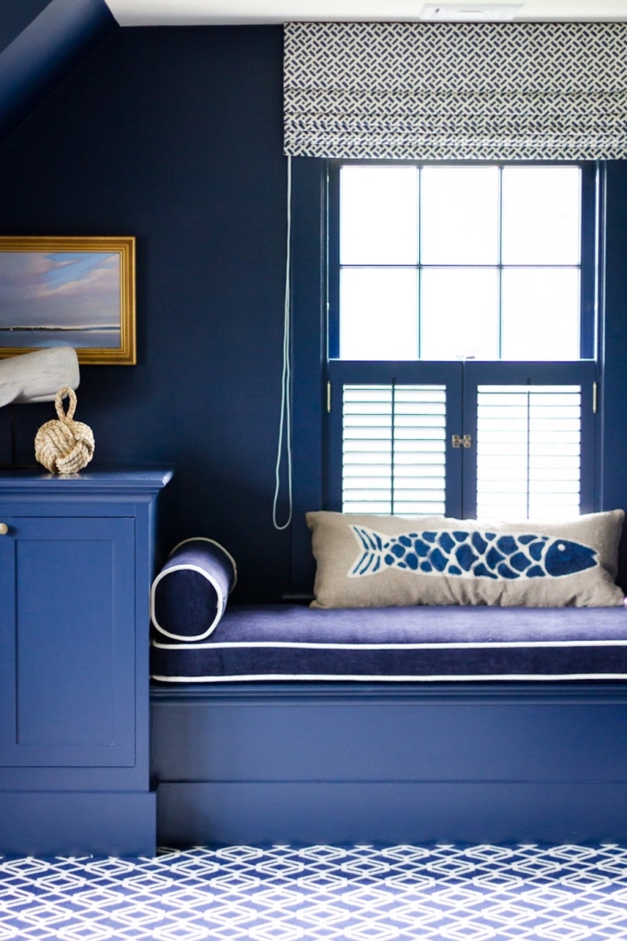 aménagement de chambre cosy sous pente, design pièce aux murs bleu foncé avec plafond blanc et accents beige