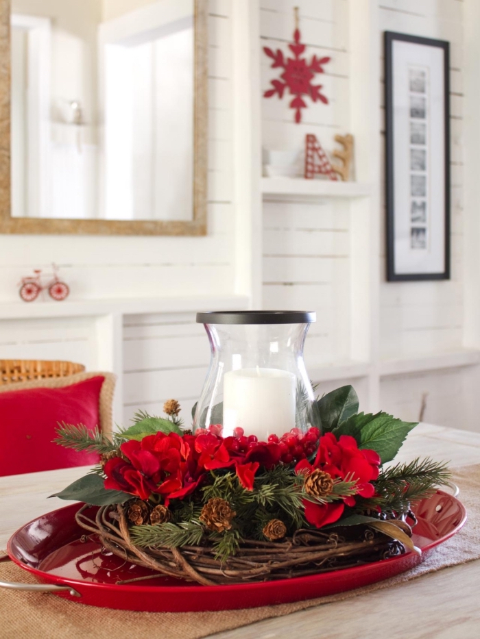 DIY couronne de Noël en branches séchées et pommes de pin décorée avec fleurs rouges, idée de deco table noel DIY