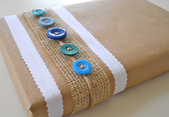 Papier recyclé et boutons colorés pour emballer un cadeau écolo homme, cadeau de noel ou d annivesaire