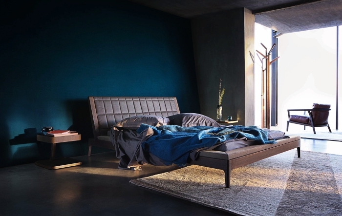 idée couleur chambre tendance moderne, décoration chambre aux murs bleu minuit avec sol effet béton et meubles foncés