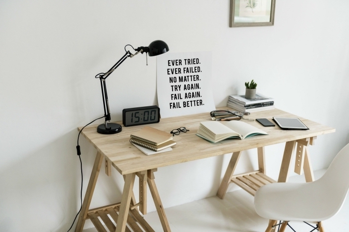 modèle de bureau diy à réaliser facilement avec planches de bois, déco de pièce minimaliste aux murs blancs et meubles bois