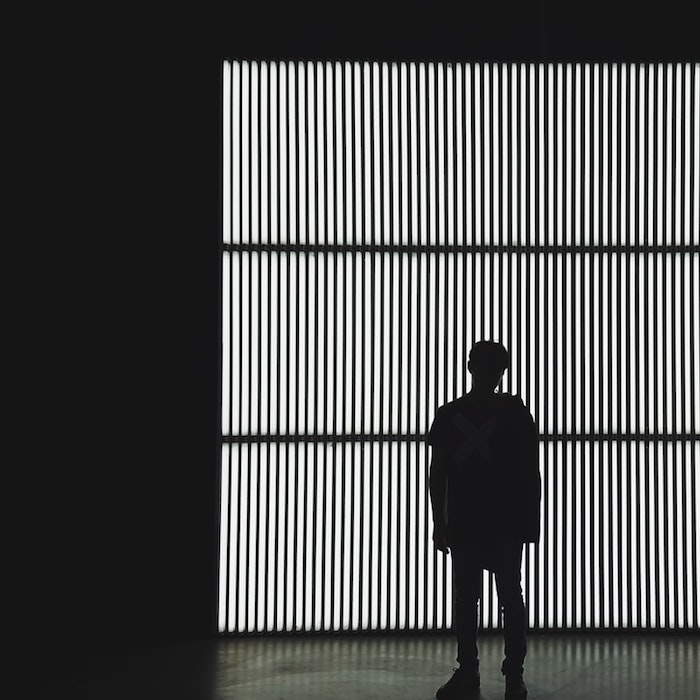 Silhouette d'homme fond d'écran noir, photo de noir, image fond d'écran blanc avec détails noires 