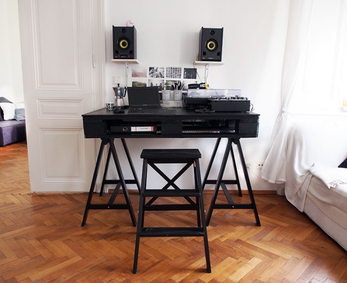 idee bureau en bois à personnaliser avec peinture noire, DIY meuble en bois avec pieds métal dans une chambre blanche