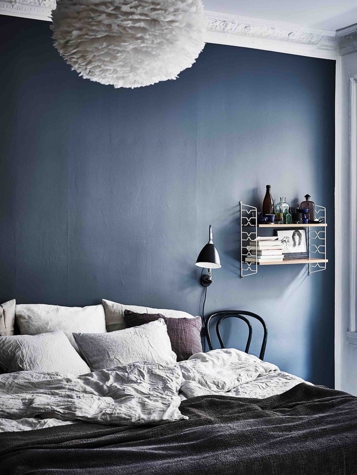 idée de couleur peinture chambre minimaliste, design chambre à coucher aux murs bleu nuit avec plafond blanc