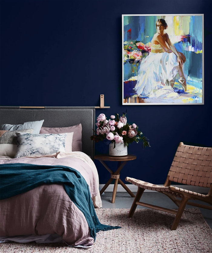 idée peinture chambre moderne de nuance bleu nuit, comment décorer une chambre féminine avec accents en rose poudré