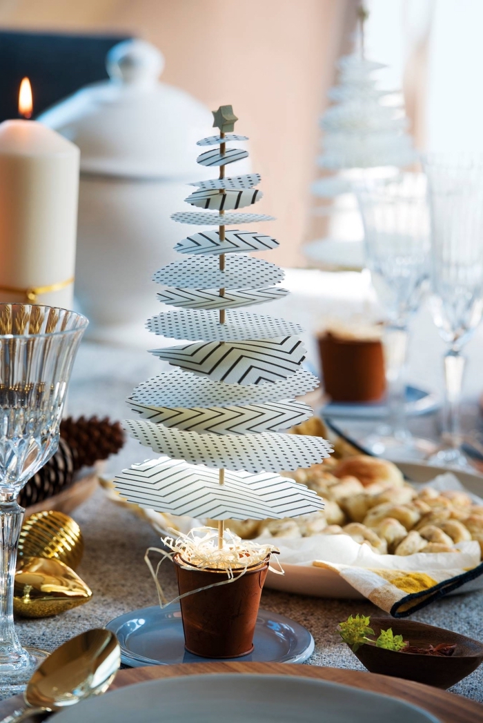 comment décorer la table de Noël avec objets DIY à petit budget, modèle de mini sapin de Noël en papier scrapbooking