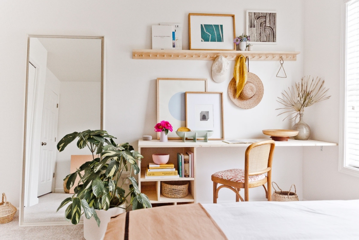 décoration petite chambre moderne aux murs blancs avec meubles en bois, idee bureau à réaliser soi-même avec rangement ouvert