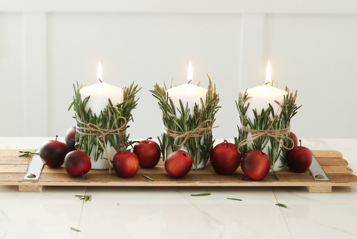les plus belles tables de noel avec décoration DIY, arrangement de Noël avec bougies décorées de branches de romarin