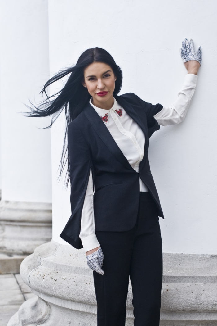 modèle de tailleur pantalon femme chic de couleur noire avec blazer manches fendues et chemise originale blanche