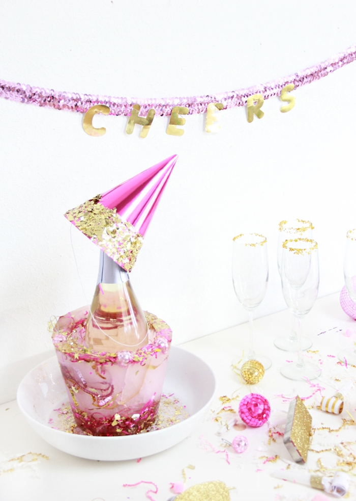 diy décoration pour feter le nouvel an, guirlande papier, diy cpaheau de fete, confettis, mini boules à facettes disco
