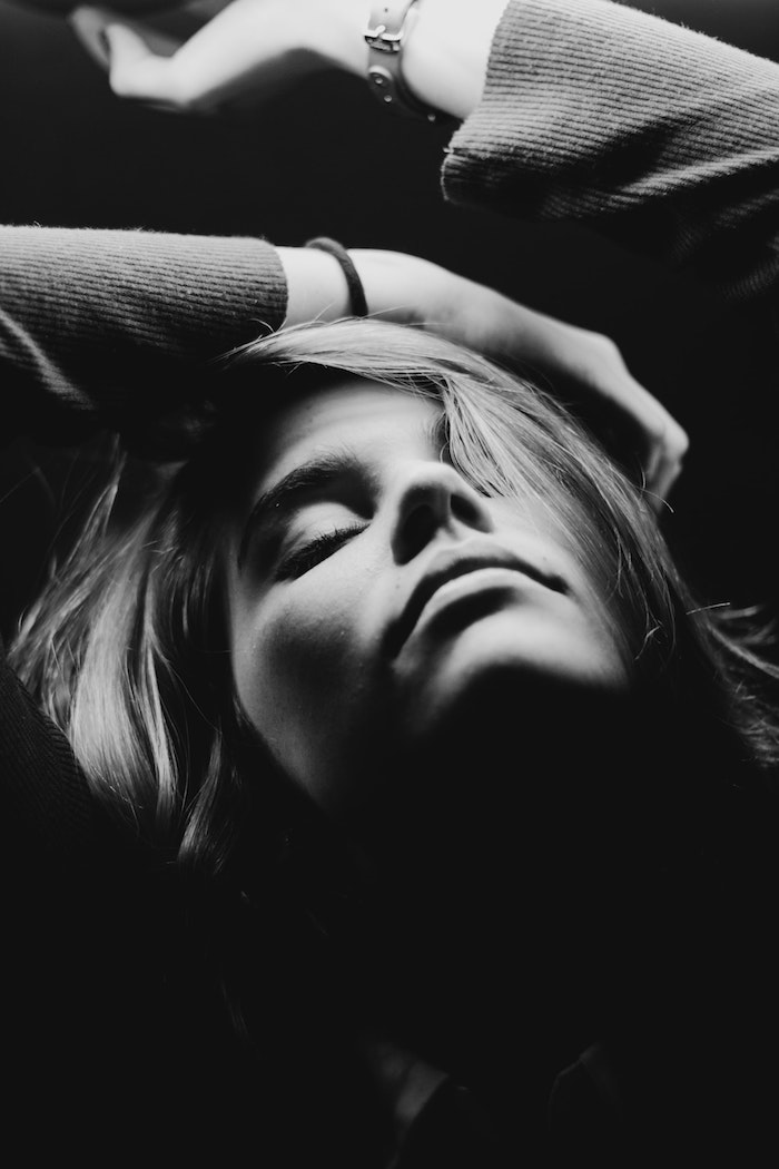 Portrait de femme graphique, photo noir et blanc extraordinaire image, femme blonde en photo monochrome 