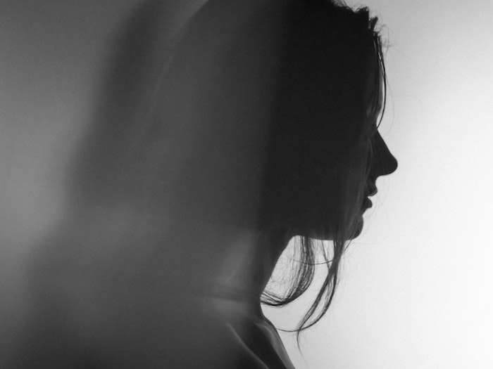 Portrait de femme en contre jour, beau fond d'écran blanc, photo noir et blanc paysage