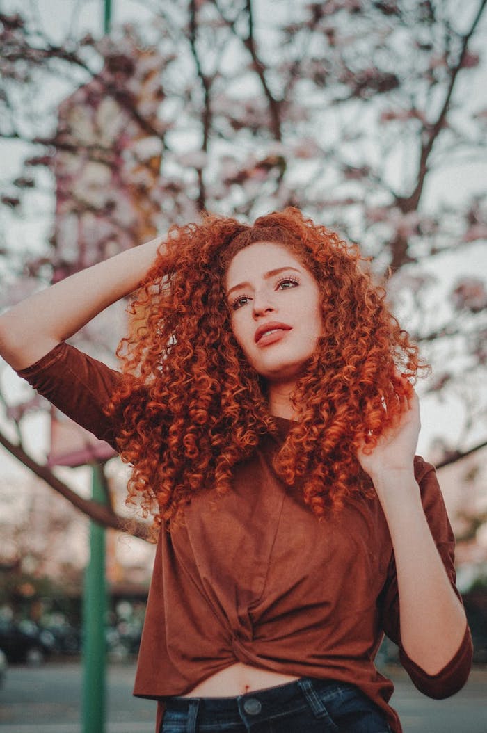 Crépus cheveux rouges, idée coiffure carré long sur cheveux bouclés, image tendance coiffure 2020 femme moderne