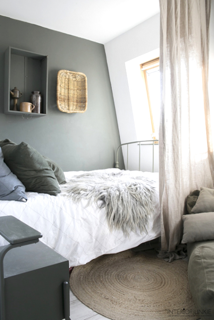 Chambre à coucher gris et blanc sous comble, tapis ronde beige peindre un mur, peindre une chambre en deux couleurs