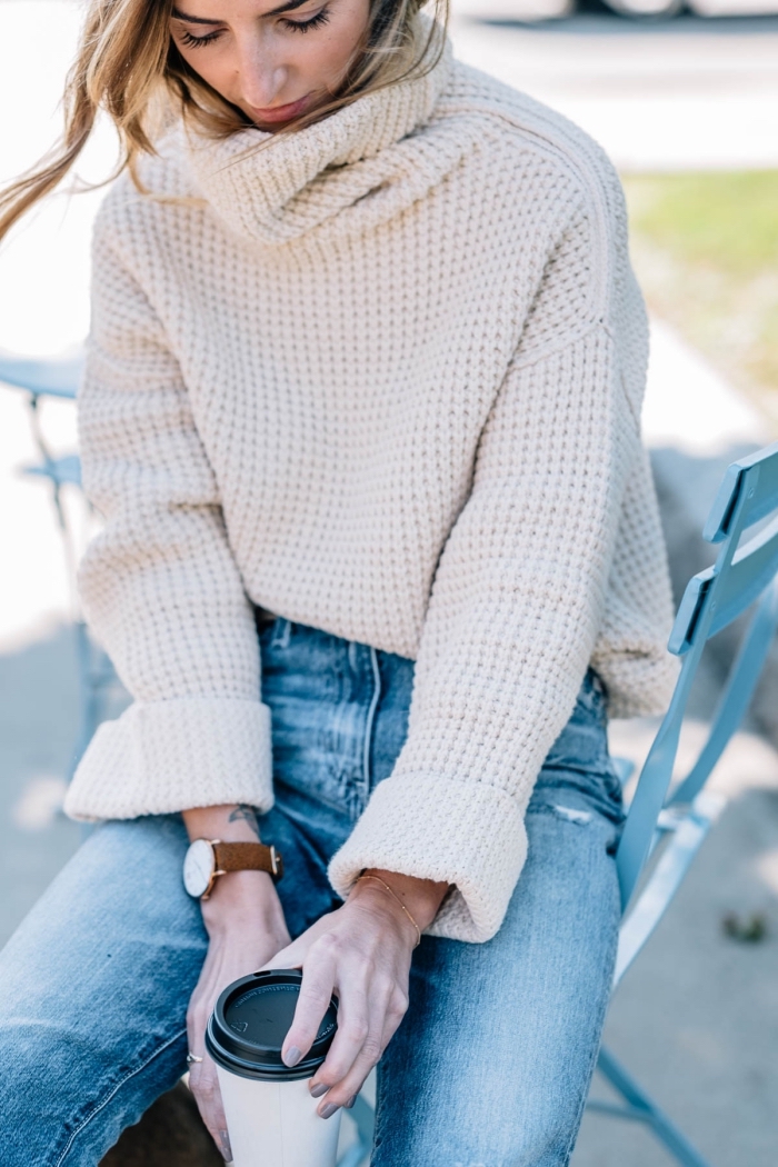 look casual chic en pull col roulé femme blanc à manches larges combiné avec jeans clairs, tenue hiver en pull et jeans