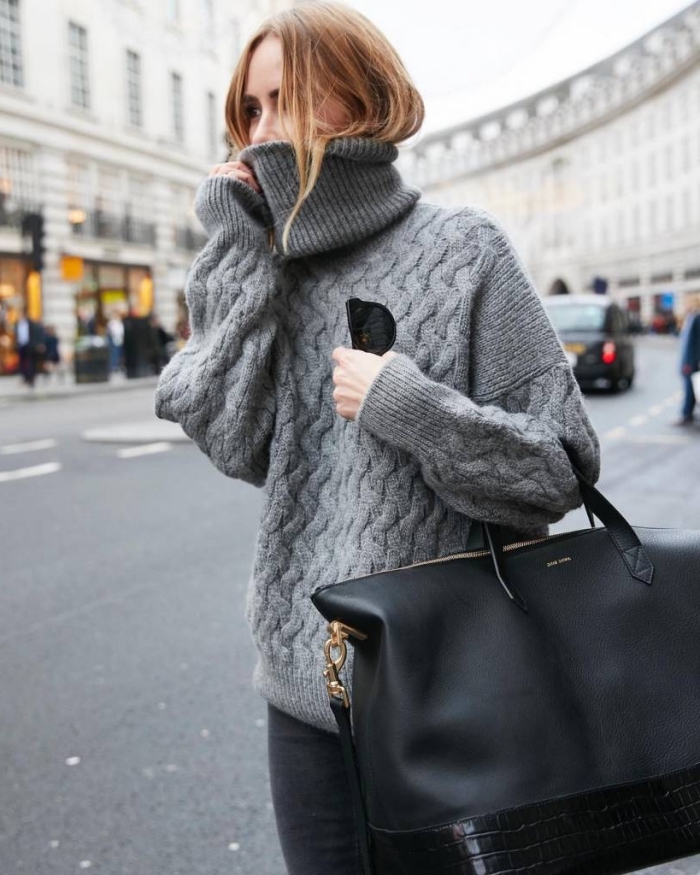 idée comment porter un pull col roulé femme à design oversize avec paire de jeans foncés et gros sac à main