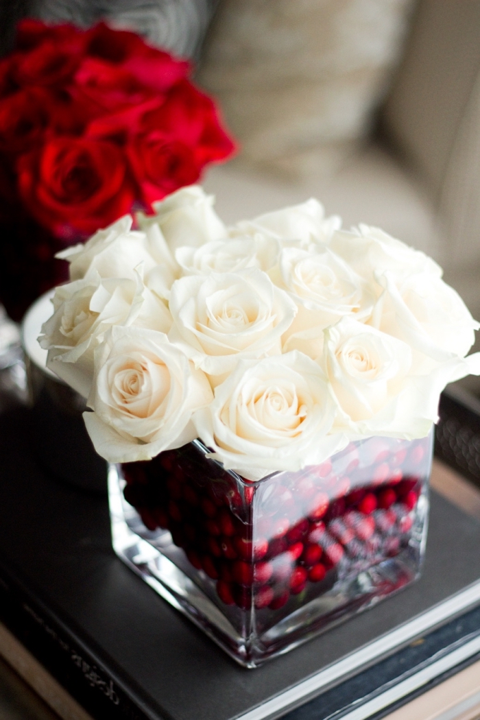 deco de table pour noel facile avec fleurs et canneberges, diy composition table Noël avec roses blanches dans un vase en verre