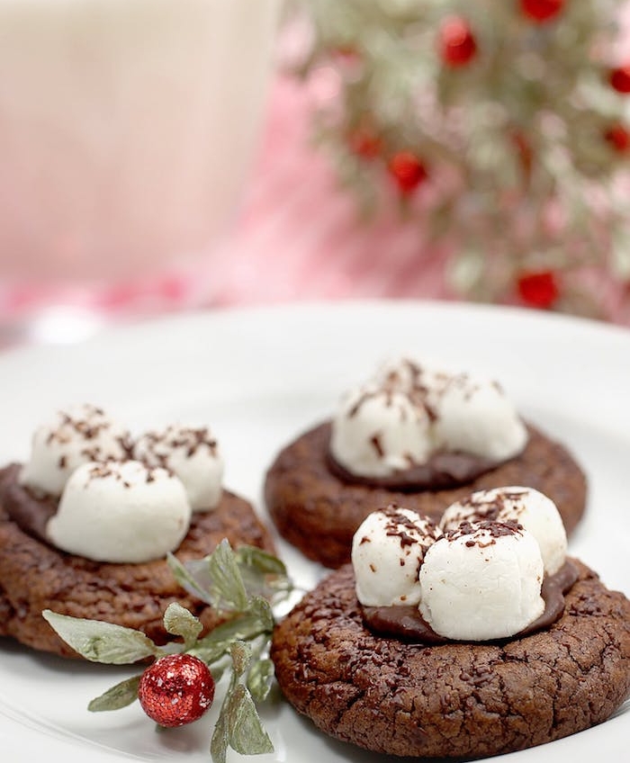 biscuit de noel cookie moelleux double chocolat avec topping chocolat et marshmallow guimauve en top
