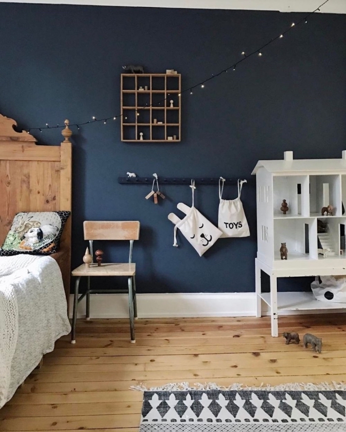 idée de couleur de peinture pour chambre d'enfant scandinave, design chambre à coucher en bleu foncé et bois