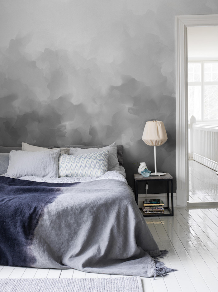 MUr gris et blanc dégradé, table de chevet noire avec lampe en dessus, idée peinture chambre, peindre un mur deux couleurs
