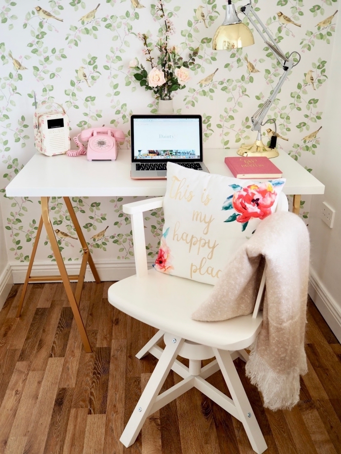exemple comment décorer un bureau domicile dans chambre féminine avec meuble diy en bois et pieds métal