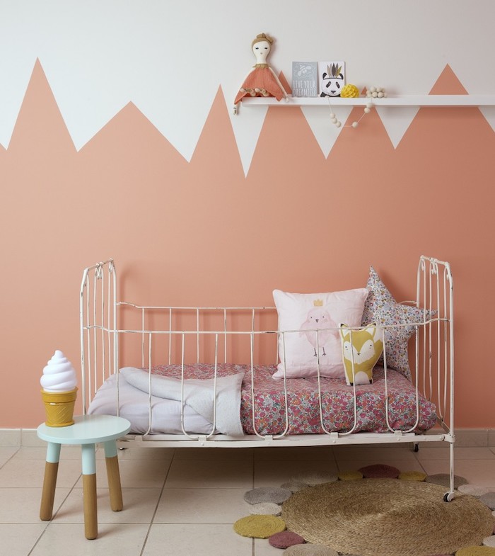 Rose et blanc peinture murale pour la chambre bébé, couleur mur chambre, idée peinture chambre à coucher
