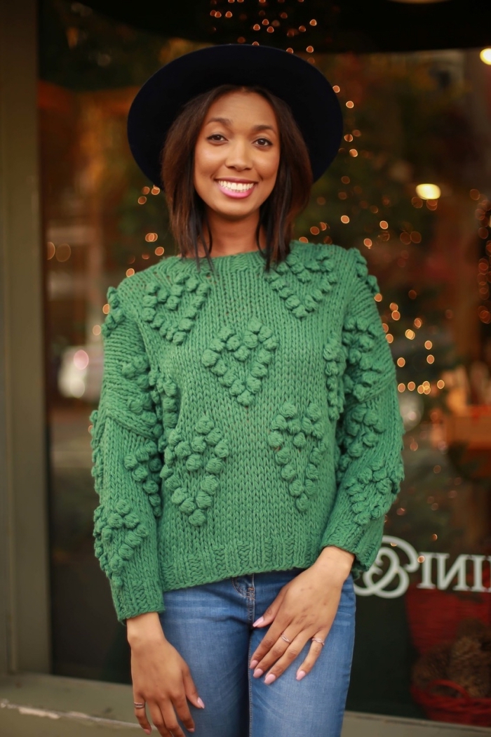 modèles de pulls femme originaux tendance 2019 avec décoration coeurs en pompons, couleur vert tendance mode femme