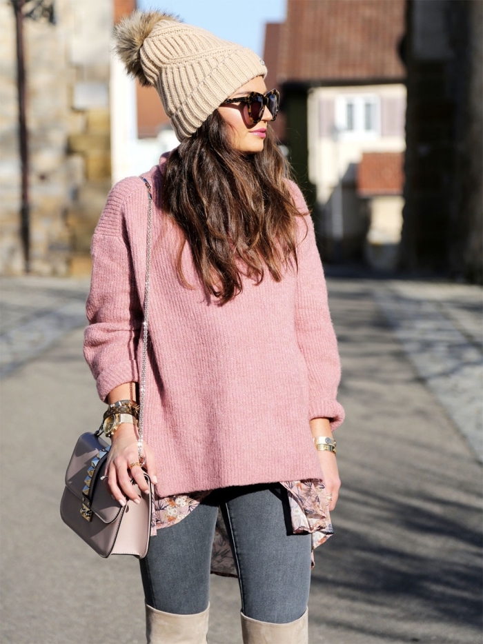 exemple comment porter le rose en hiver, tenue femme chic en jeans foncés et pull de marque en rose pastel