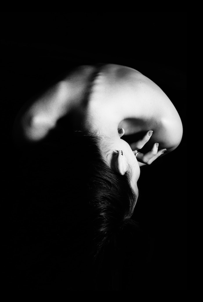 Photographie noir et blanc dos de femme, peinture monochrome, heureux de voir son fond d écran cool