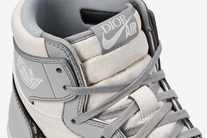 La luxueuse sneakers Air Jordan 1 par Dior se dévoile enfin dans une robe blanche et grise en cuir