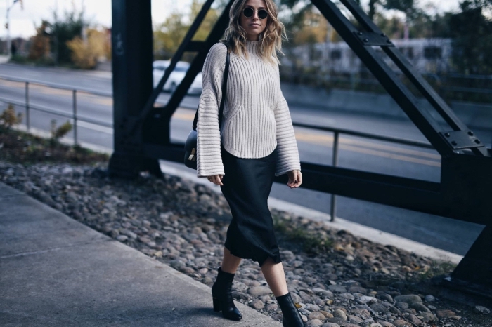 comment bien assortir les couleurs de ses vêtements, idée tenue stylée en pull laine femme et jupe longueur genoux noire